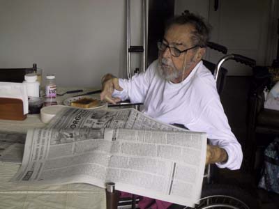 Orestes Polverelli lendo (2001).