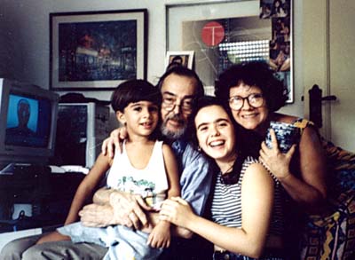 Orestes com esposa, filha, e neto (1995).