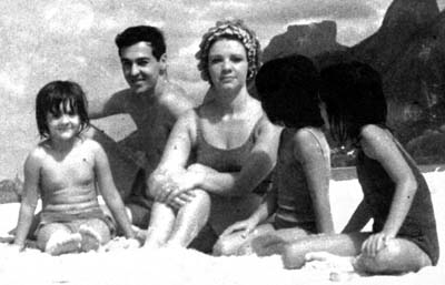 Orestes POlverelli com a família na Praia de São Conrado