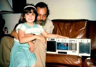 Orestes e Vera com um rádio.